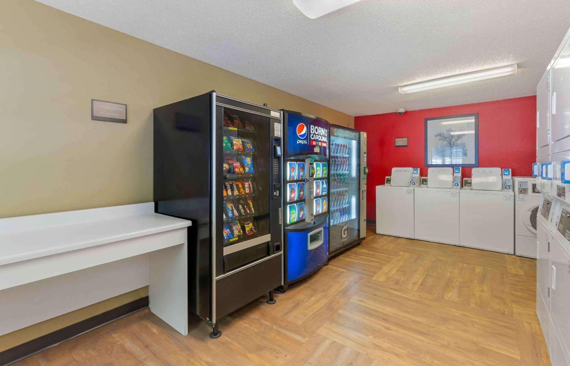Extended Stay America Select Suites - Greensboro - Wendover Ave - Big Tree Way Exteriör bild
