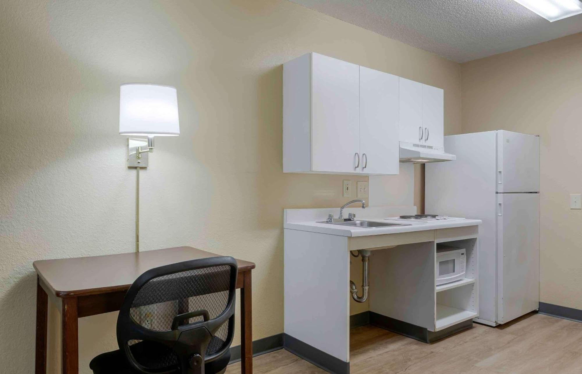 Extended Stay America Select Suites - Greensboro - Wendover Ave - Big Tree Way Exteriör bild
