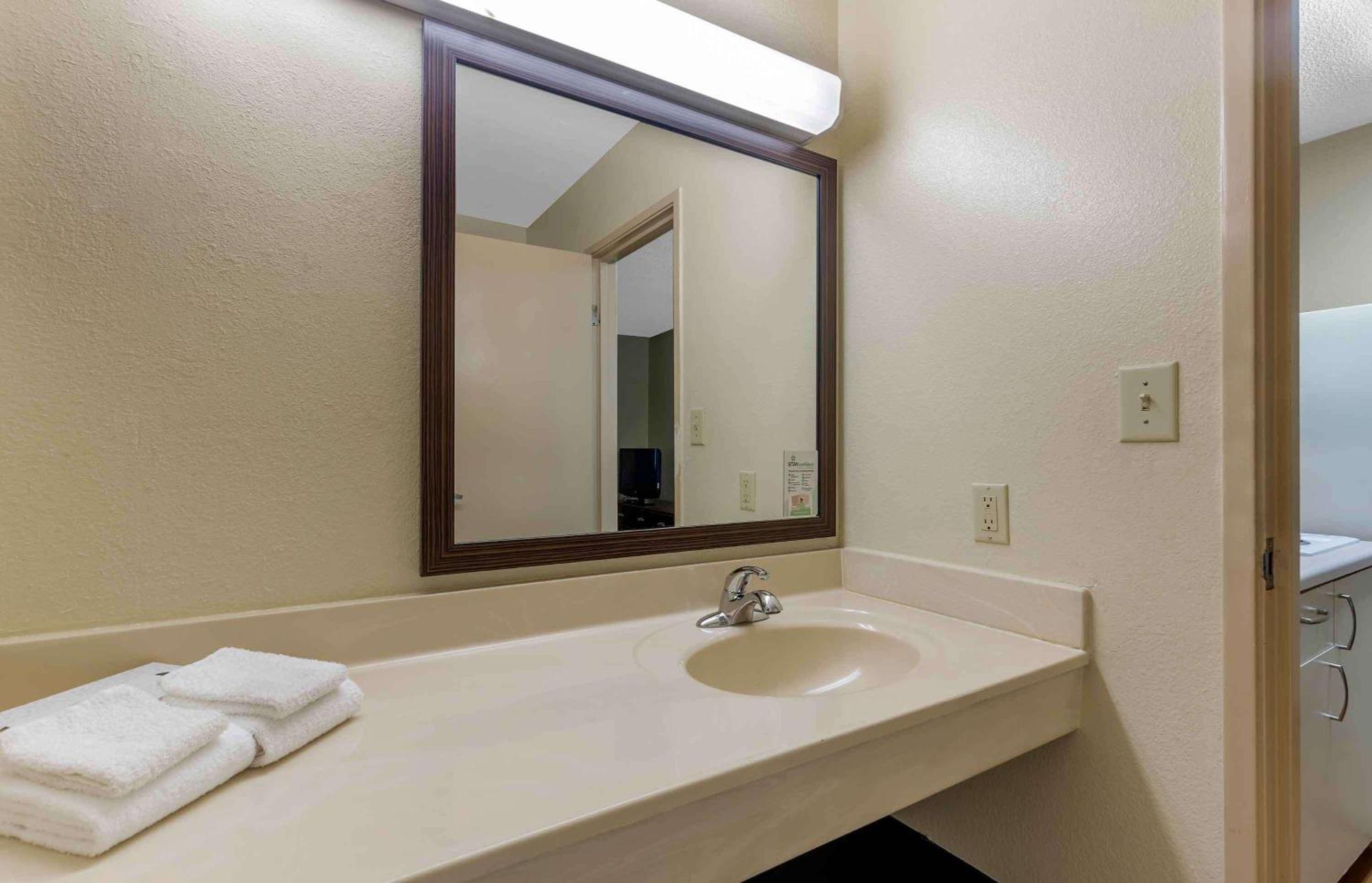 Extended Stay America Select Suites - Greensboro - Wendover Ave - Big Tree Way Exteriör bild