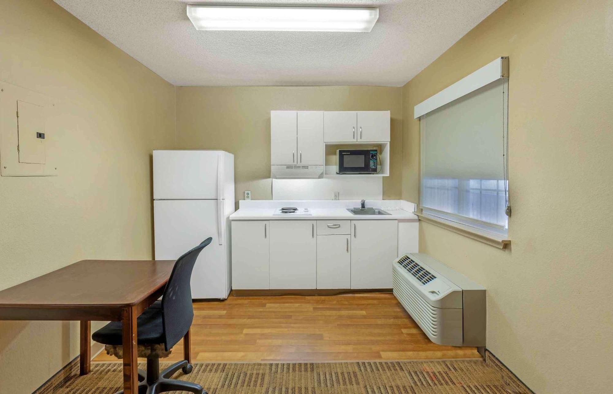 Extended Stay America Select Suites - Greensboro - Wendover Ave - Big Tree Way Exteriör bild