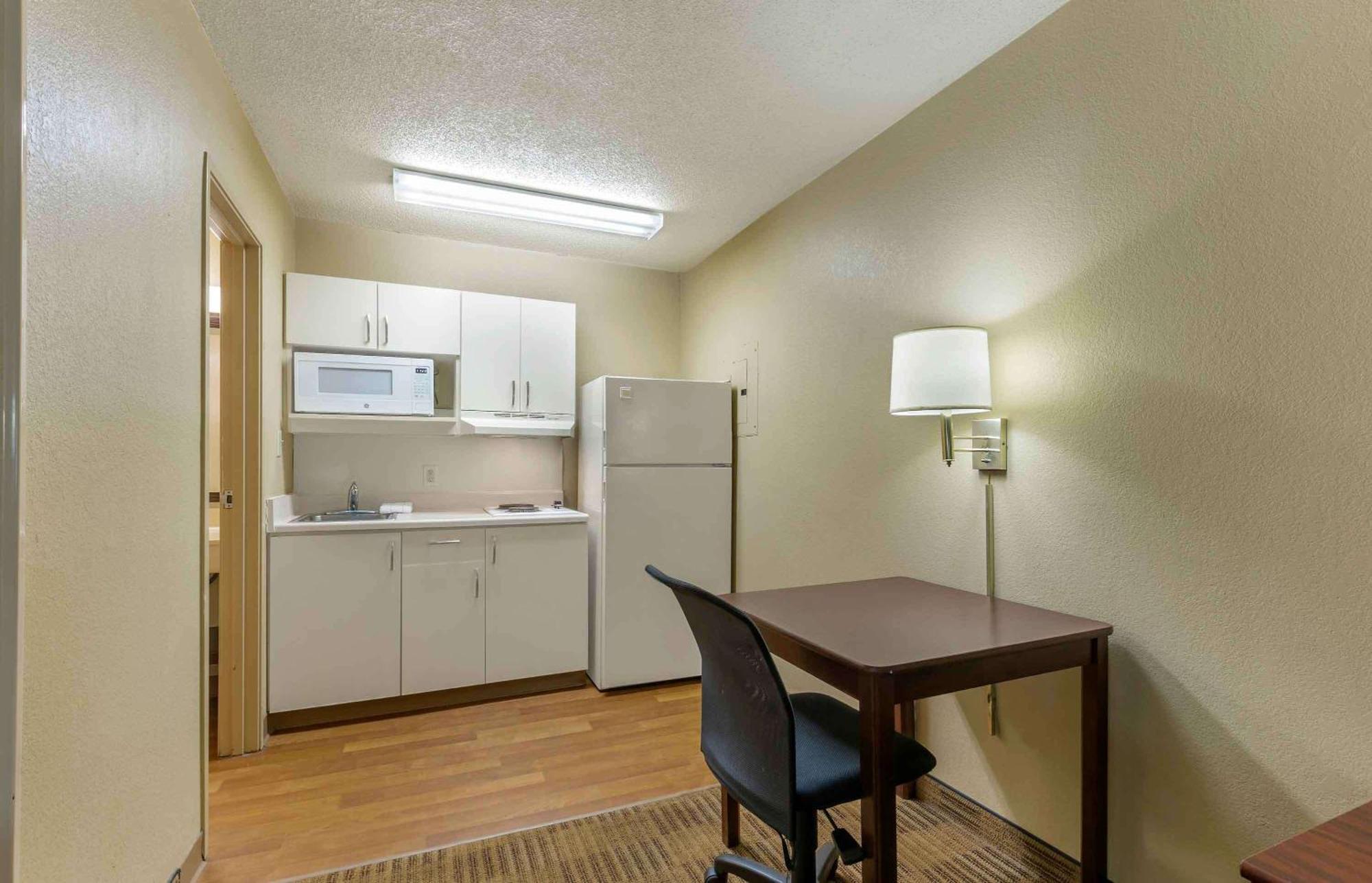 Extended Stay America Select Suites - Greensboro - Wendover Ave - Big Tree Way Exteriör bild