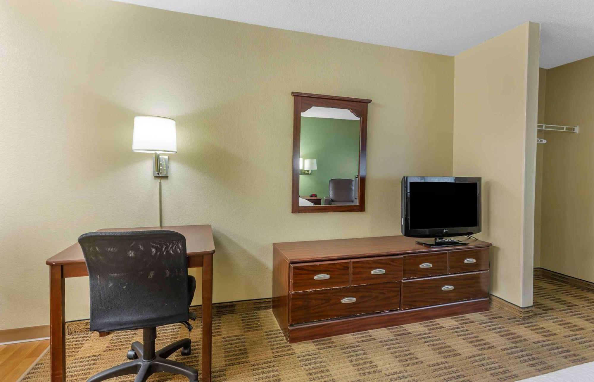 Extended Stay America Select Suites - Greensboro - Wendover Ave - Big Tree Way Exteriör bild