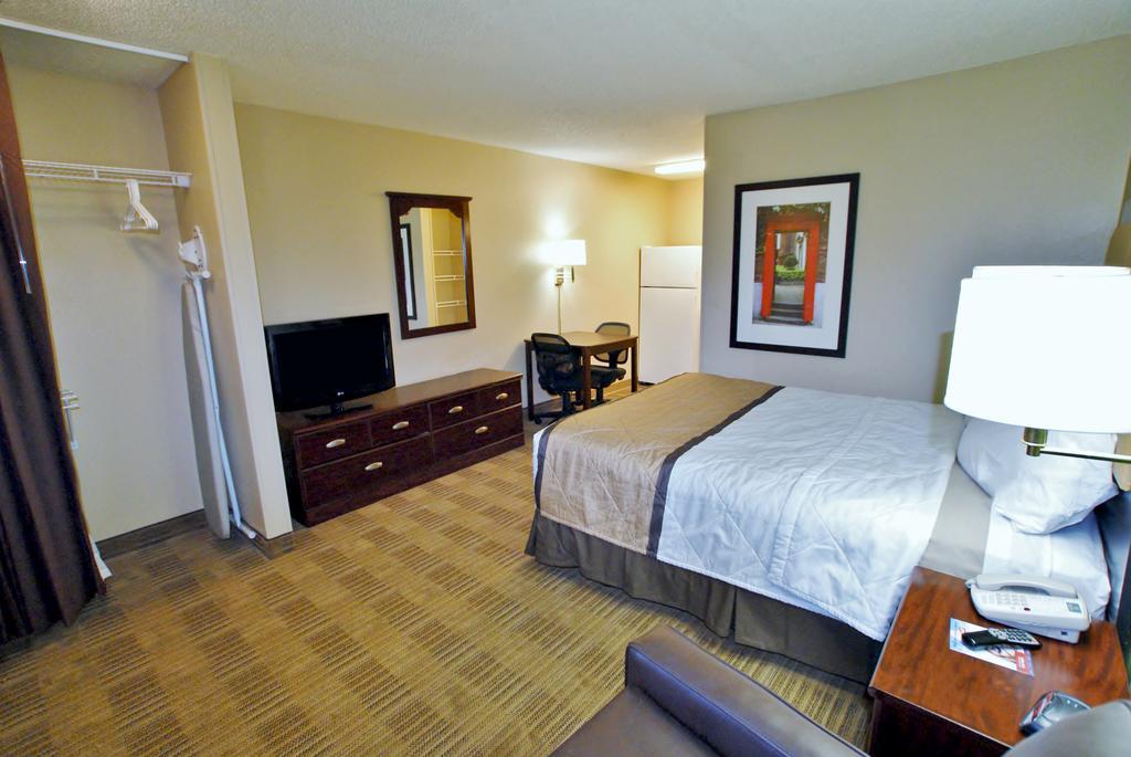 Extended Stay America Select Suites - Greensboro - Wendover Ave - Big Tree Way Exteriör bild