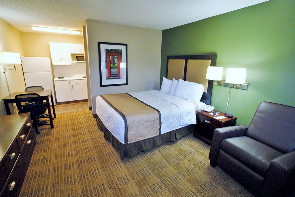 Extended Stay America Select Suites - Greensboro - Wendover Ave - Big Tree Way Exteriör bild